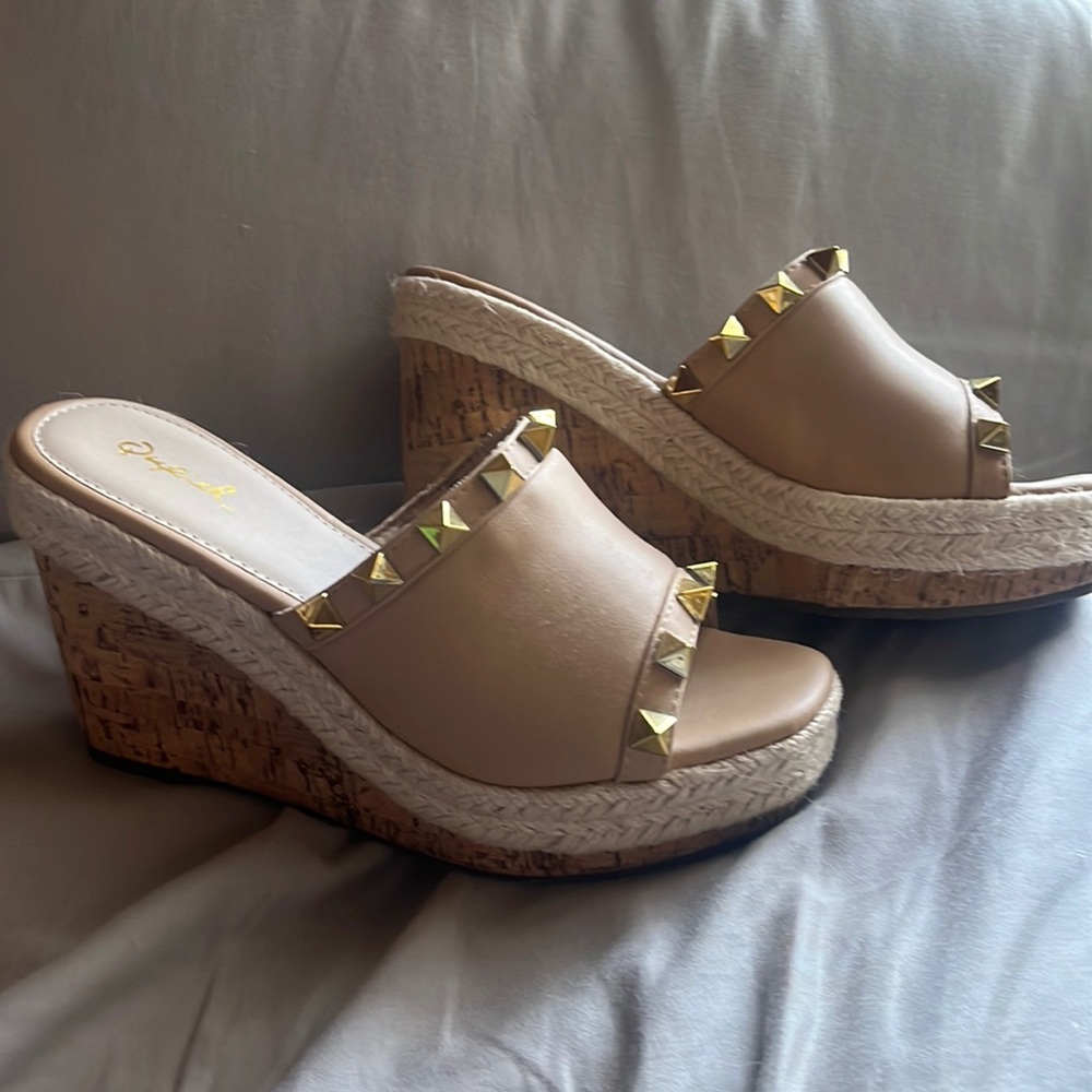 quips brand nwot cork screw heels embellished with gold pyramids never worn